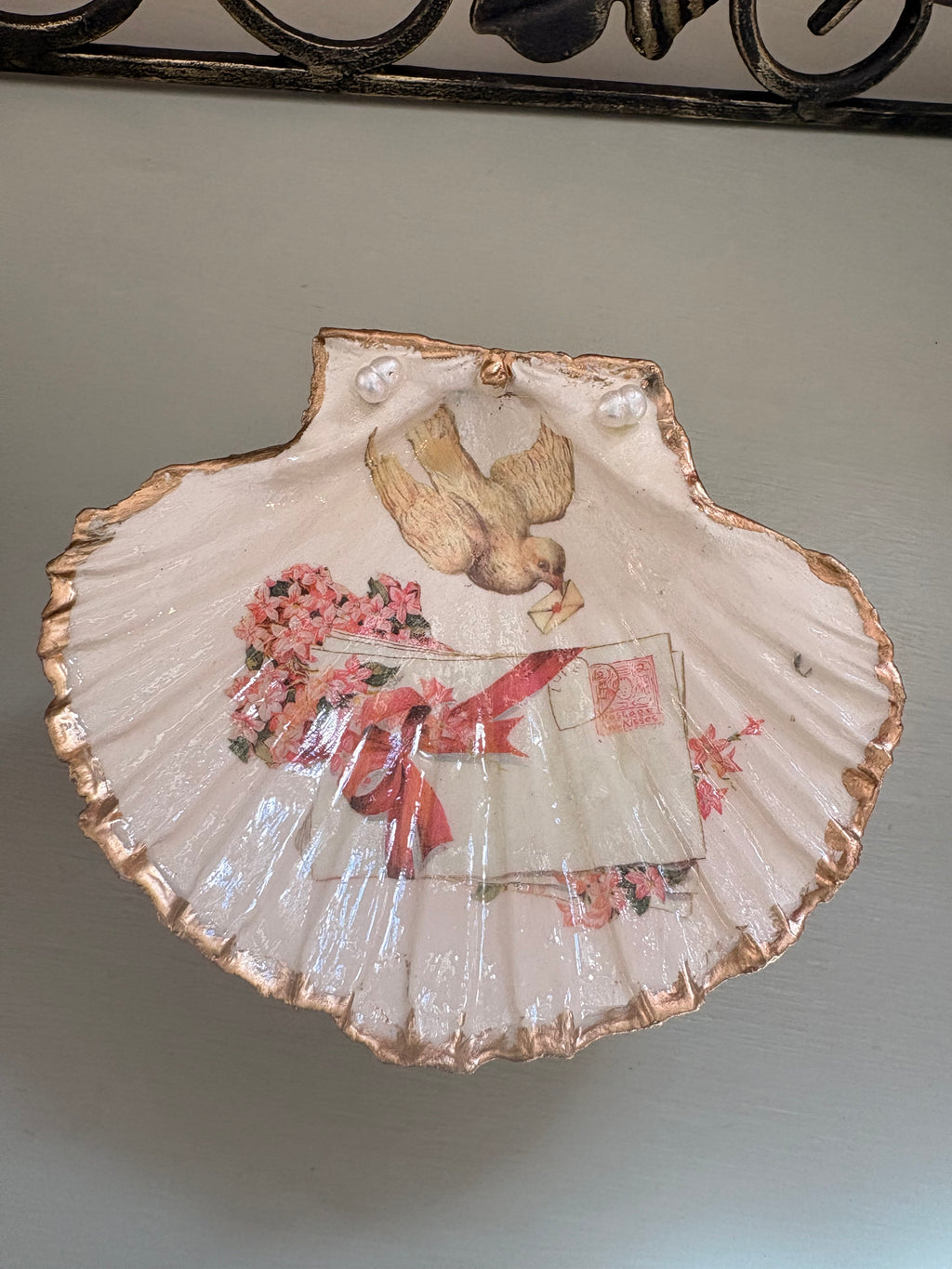 Love Letters Trinket Shell complete with Stand ✨