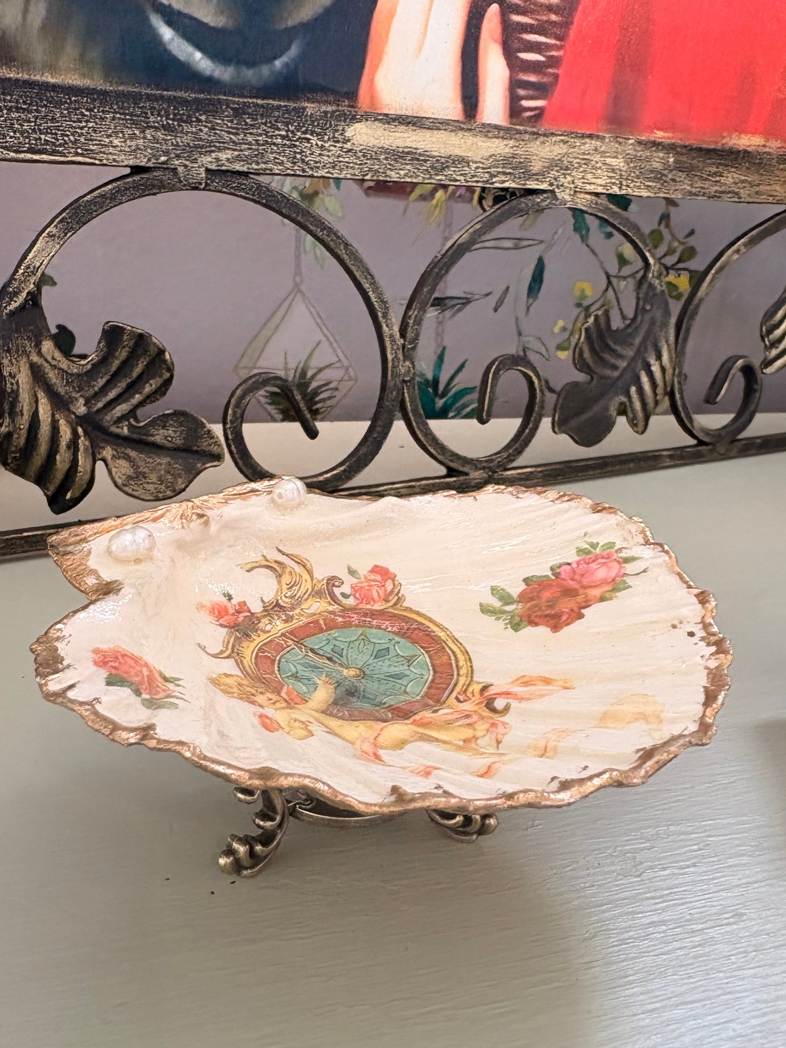 Cherub’s Keepsake Trinket Shell complete with Stand ✨