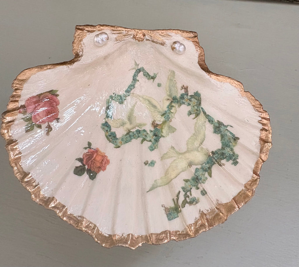 Whispering Rose Trinket Shell complete with Stand✨