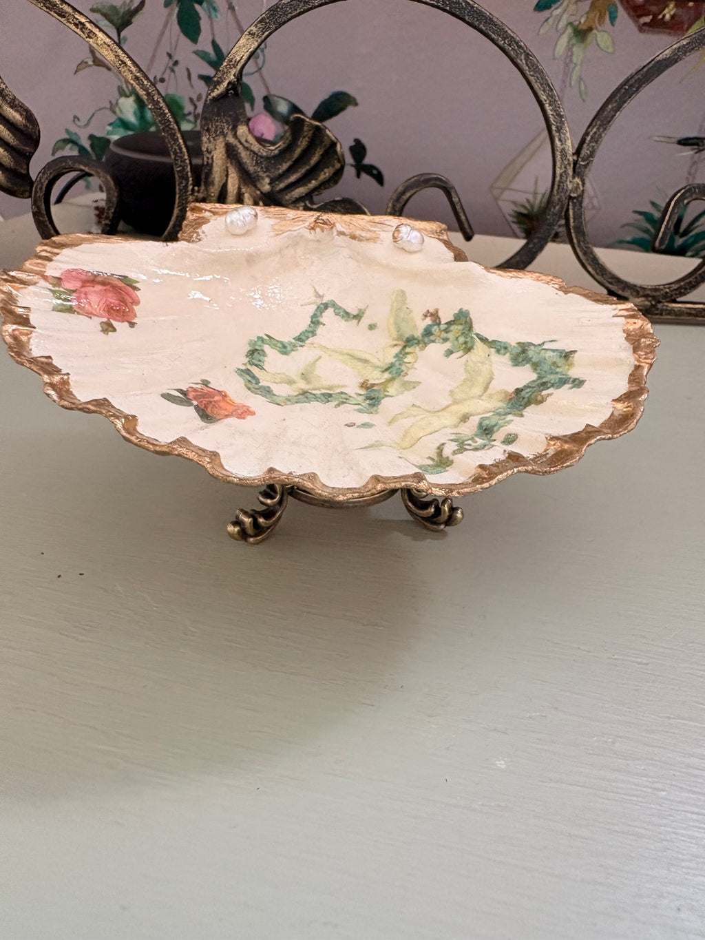 Whispering Rose Trinket Shell complete with Stand✨