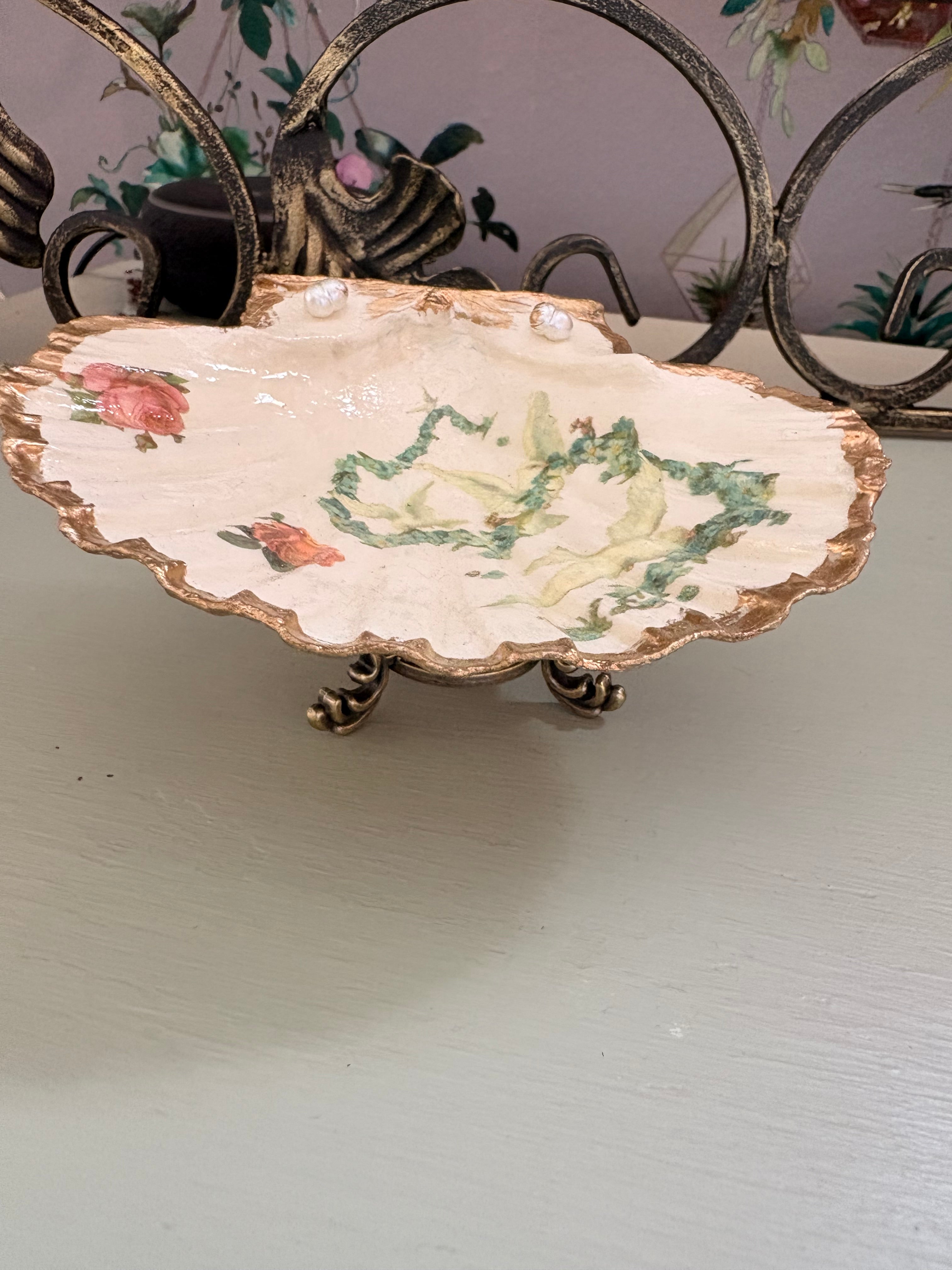 Whispering Rose Trinket Shell complete with Stand✨