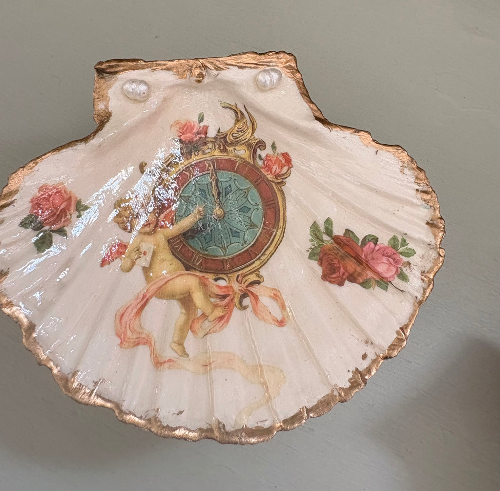Cherub’s Keepsake Trinket Shell complete with Stand ✨